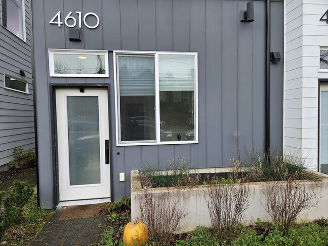 Building Photo - 4610 Woodland Park Ave N