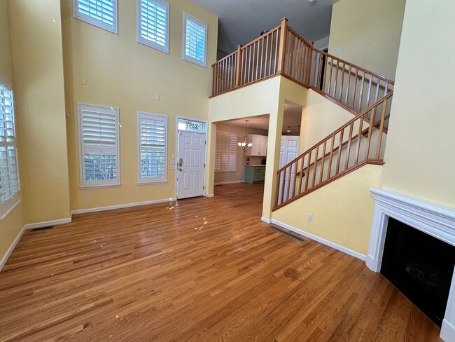 Foto del edificio - Stunning 2 Bedroom and 2.5 Bath Townhome!