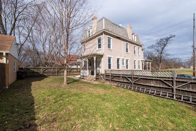 Foto del edificio - 1743 Compton Rd