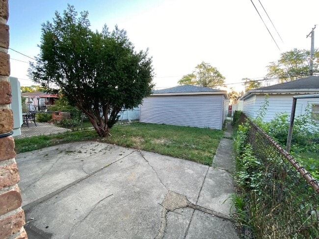 Building Photo - 9645 S Lowe Ave