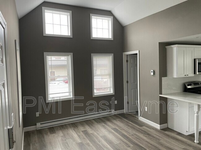 Foto del edificio - 24 Railroad Ave