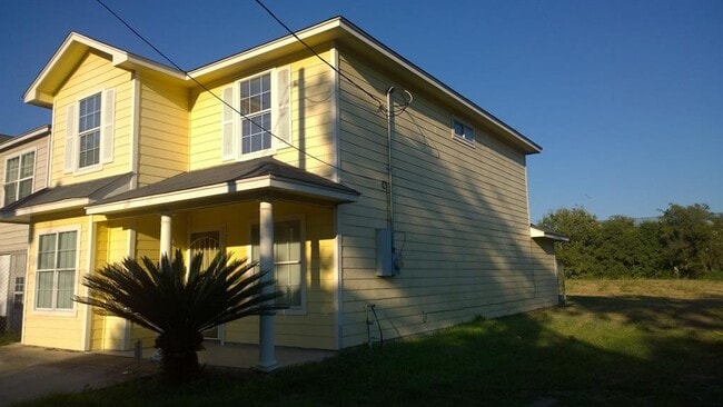 Lateral de la casa: la sección trasera inferior es un patio cubierto con un área de almacenamiento cerrada y protegida. - 2300 Abernathy St