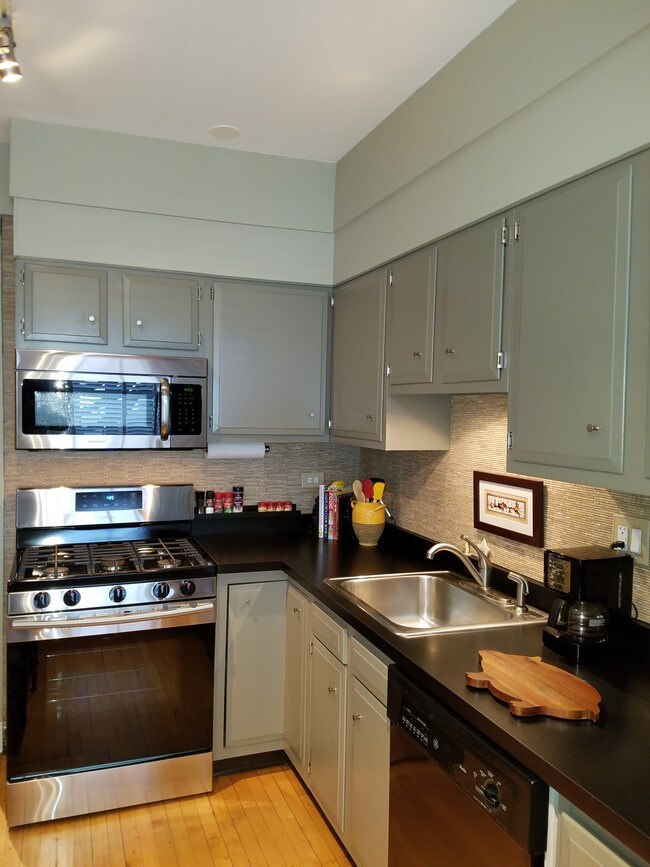 Foto del edificio - 4060 W Warwick Ave
