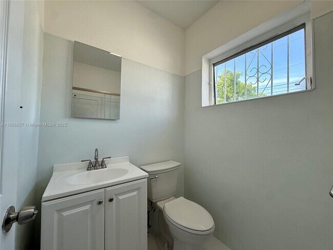 Building Photo - 1060 SW 29th Ave