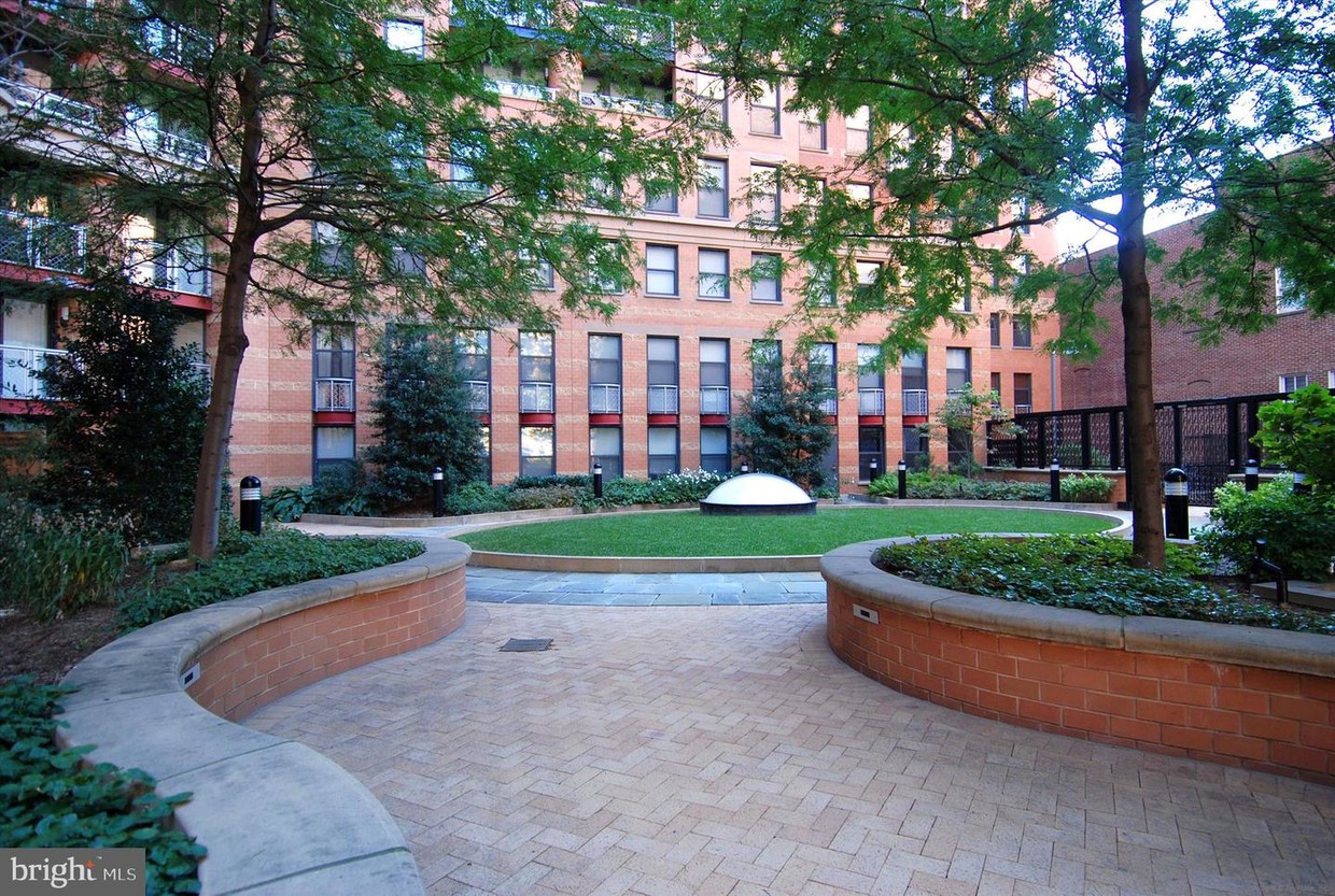Primary Photo - 616 E St NW