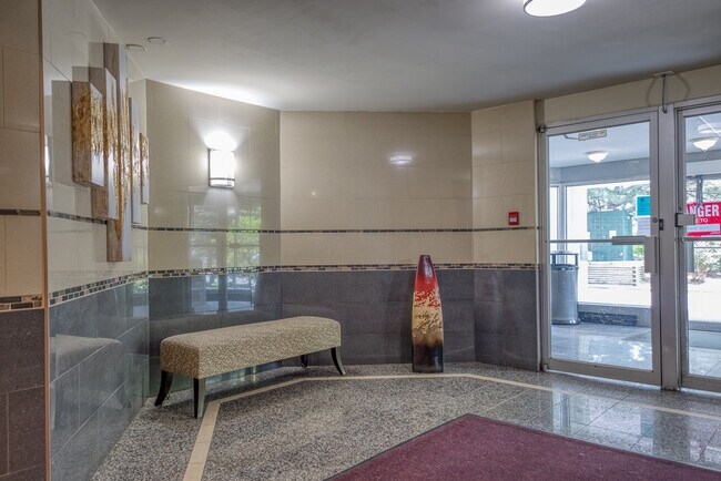 Photo du bâtiment - NEWLY RENOVATED TWO BEDROOM BEHIND WHITEOAKS MALL
