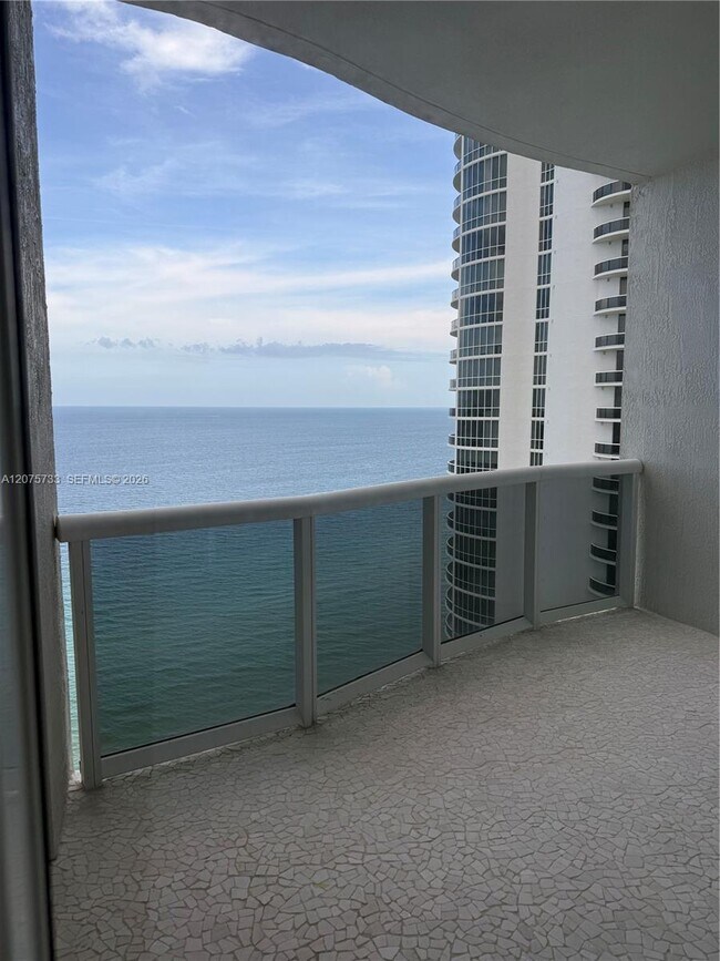Building Photo - 16001 Collins Ave