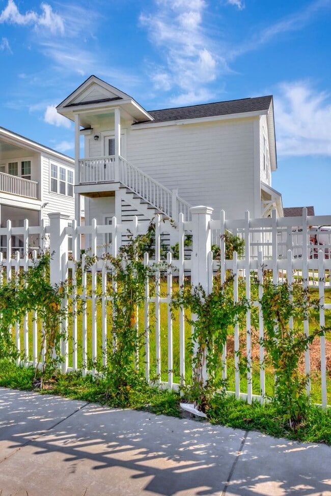 Building Photo - Beautifully Furnished 616 Sq Ft Studio in ...
