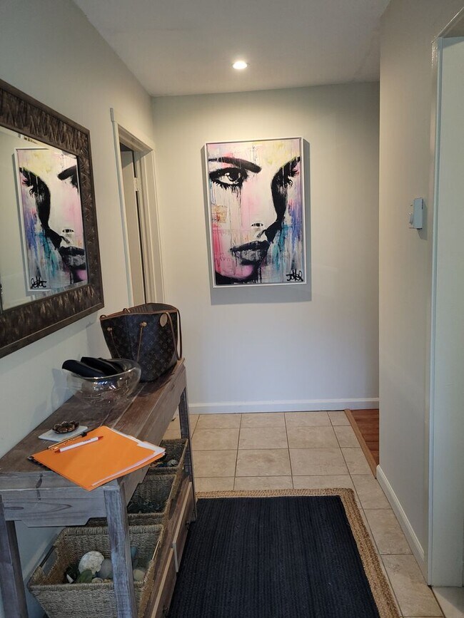 Foto del edificio - Lovely End Unit Located in Highly Sought A...