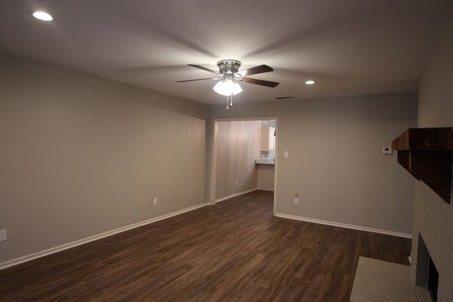 Building Photo - Remodeled 3 Bedroom, 2 Bathroom Duplex in ...