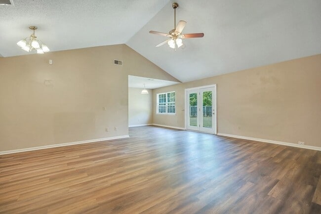 Building Photo - 1501 Woodcrest Cir