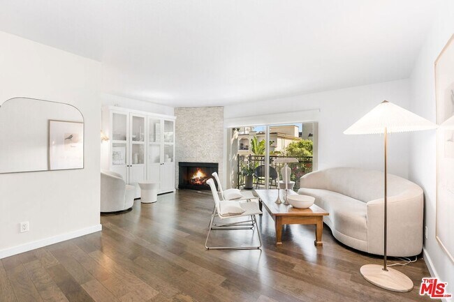 Foto del edificio - 141 S Clark Dr