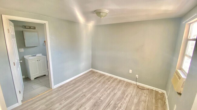 Building Photo - 1620 Orange Dr