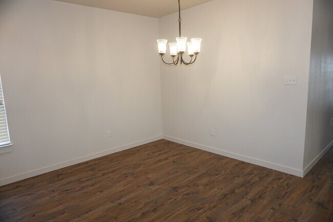 Building Photo - Gorgeous 2/2/1 one block away from Cooper East Elementary!