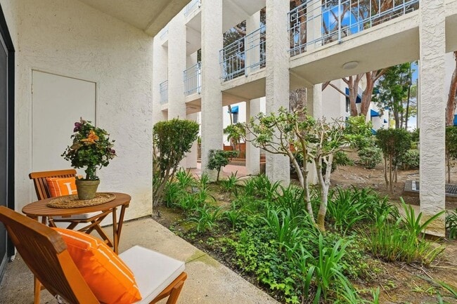 Foto del edificio - 8320 Regents Rd
