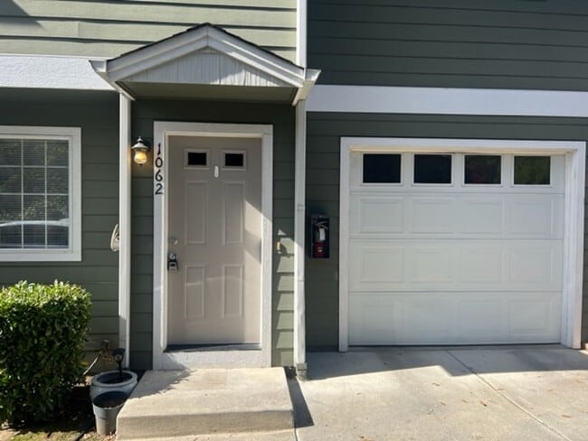 Building Photo - COMING SOON -  3 BEDROOM TOWNHOME W/ GARAGE