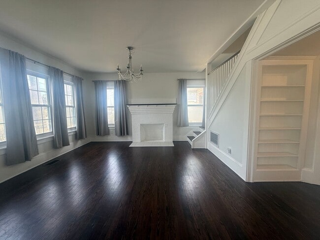 Building Photo - Beautifully updated 3 bedroom 3 bathroom home