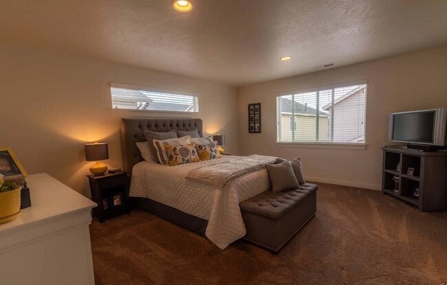 Building Photo - 21169 SE Azalia Ave