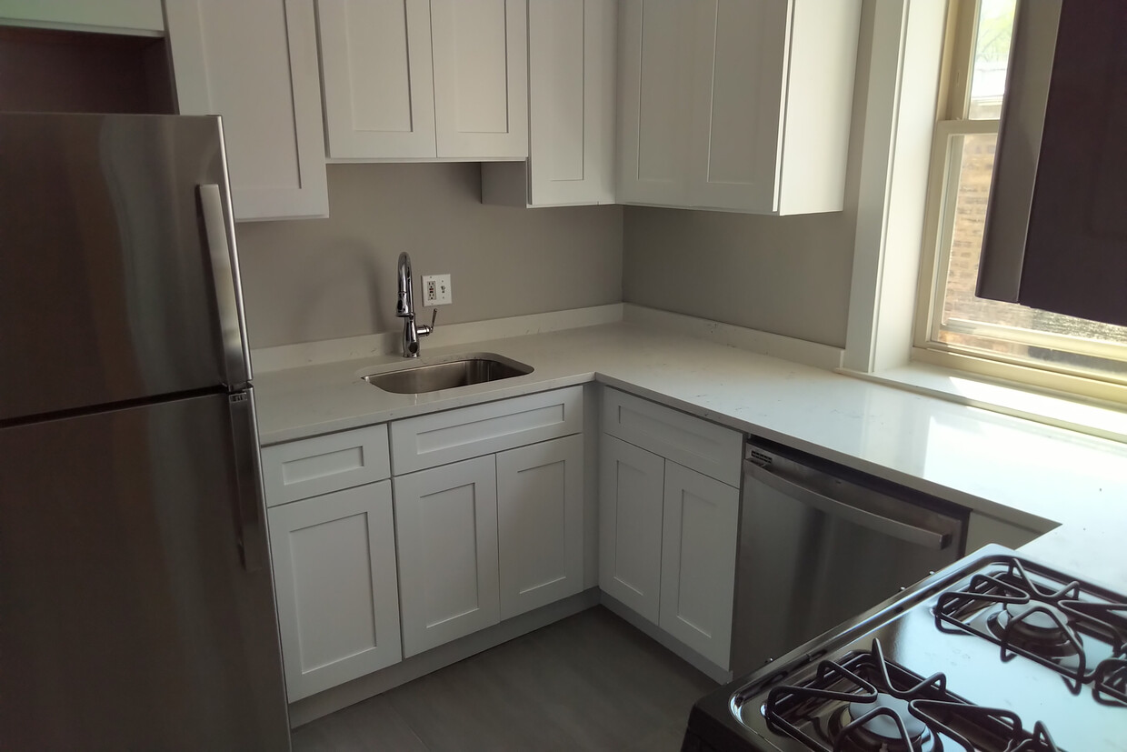 Foto principal - 2449 W Ardmore Ave