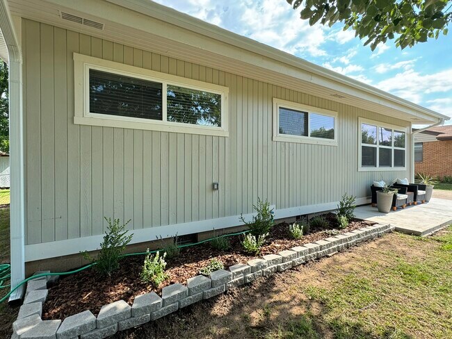 Foto del edificio - 1442 E Broadway St