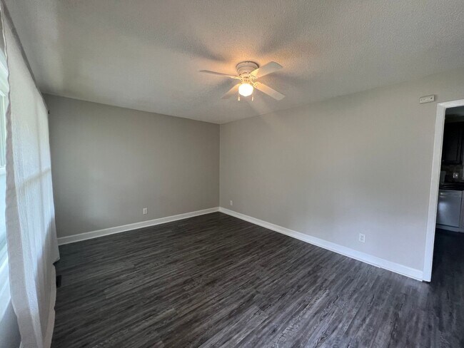 Building Photo - 1327 Odom Dr