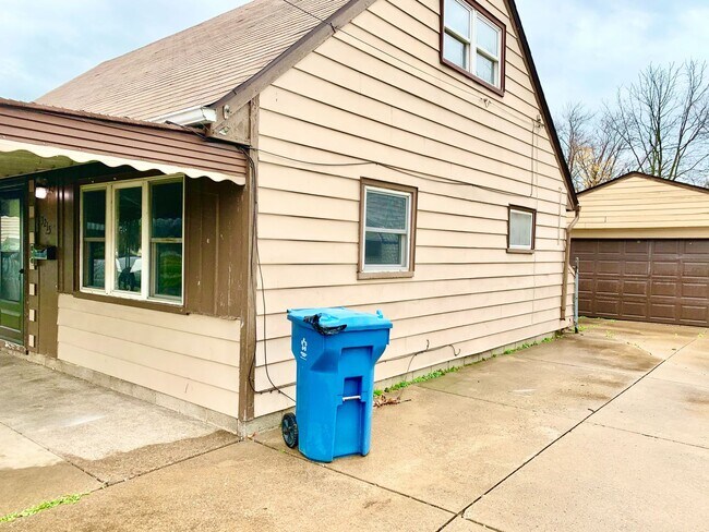 Building Photo - 3 Bedroom Bungalow--Fenced-In Yard