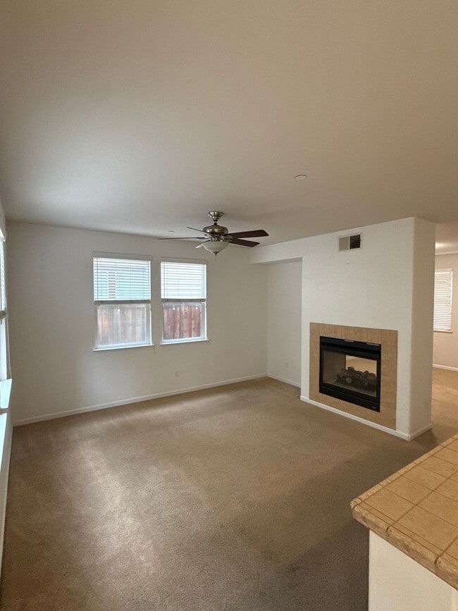 Foto del edificio - 4BR|2.5BA Townhome w/Garage|Yard| - Tenant Pays $175 monthly for WS&G