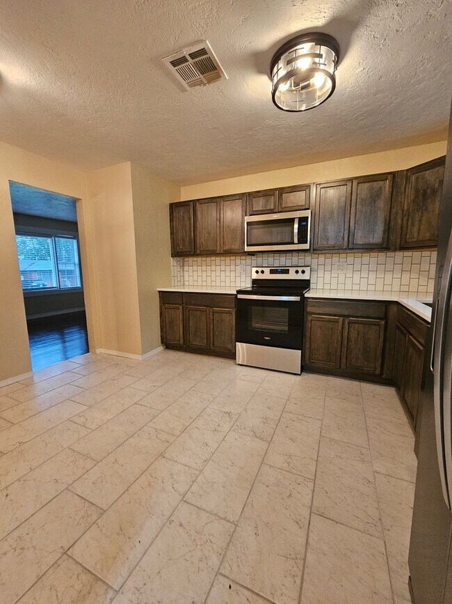 Building Photo - (4) Bed/(2) Bath Close to Campus! Avail Ea...