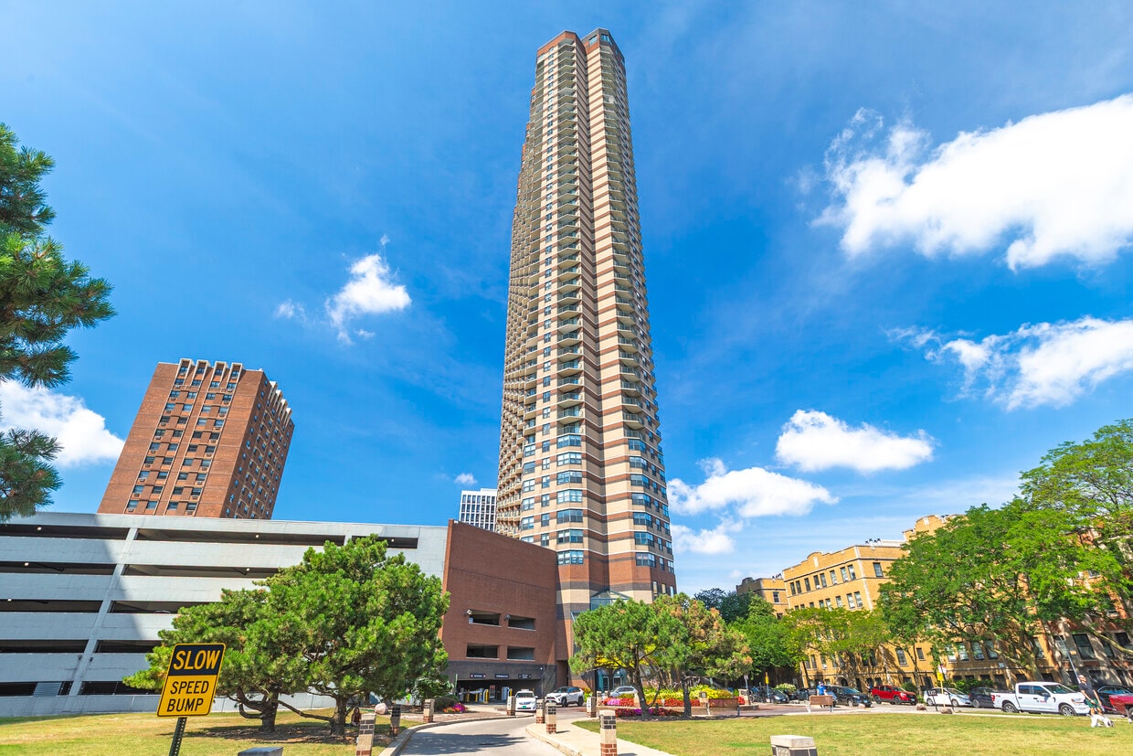 Foto principal - 3660 N Lake Shore Dr