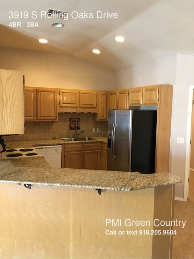 Building Photo - 3919 S Rolling Oaks Dr