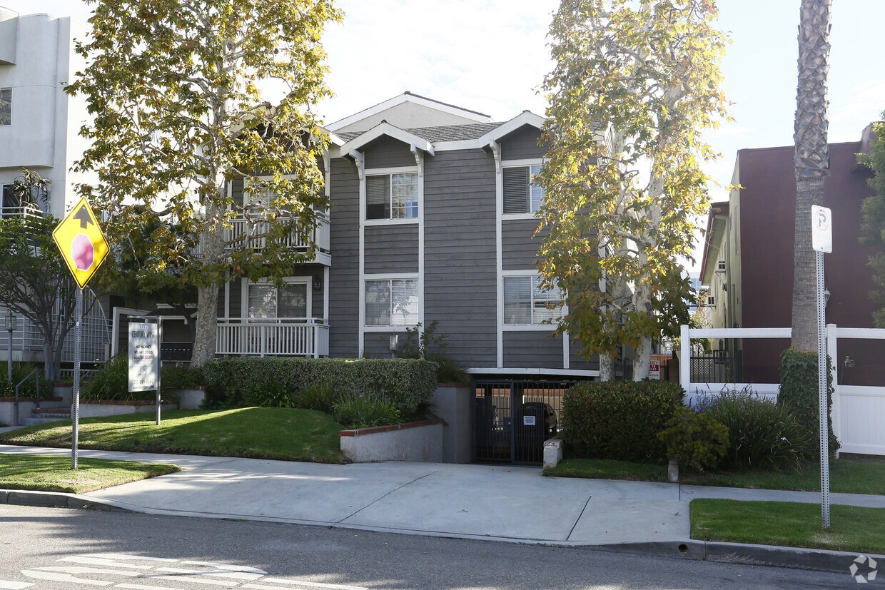 Building Photo - 3626 Clarington Ave