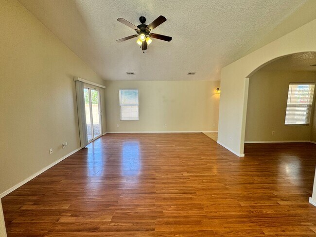 Building Photo - 3 bed 2 bath home in Huning Ranch. New Car...