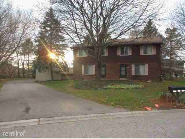 Building Photo - 2 br, 1.5 bath 4plex - 2211 Woodleaf St 22...