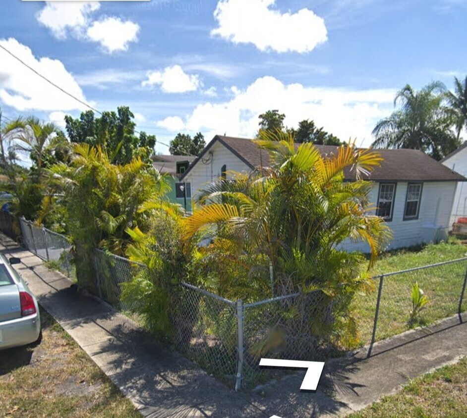 Primary Photo - 360 NE 174th St