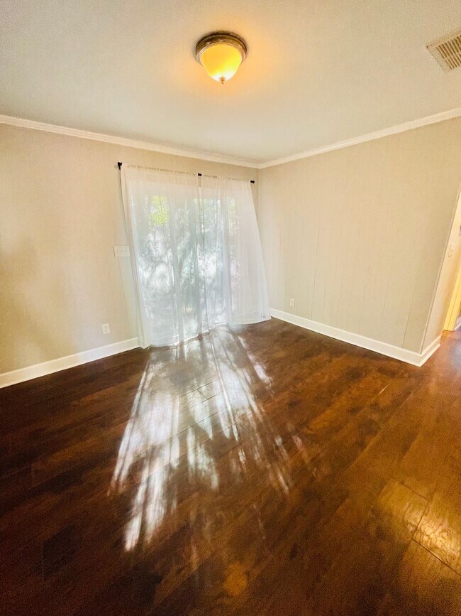 Foto del edificio - 3 bed 1.5 bath ranch style house *50% off the first month with a 12 month lease*