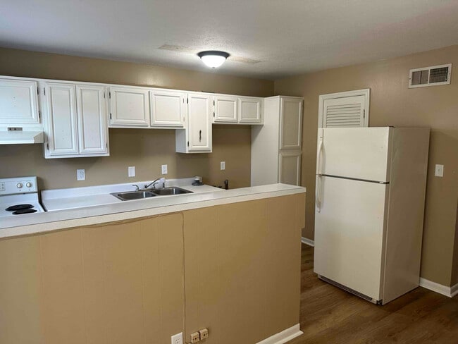 Building Photo - 2500 Redwood Ct