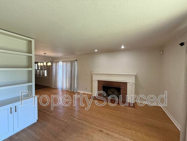 Foto del edificio - 1251 Middlefield Ave