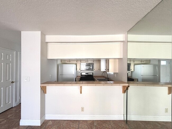 Building Photo - 2 Bed / 2 Bath Condo for Rent in Long Beach – Pool, 2 Balconies, and many other Amenities!