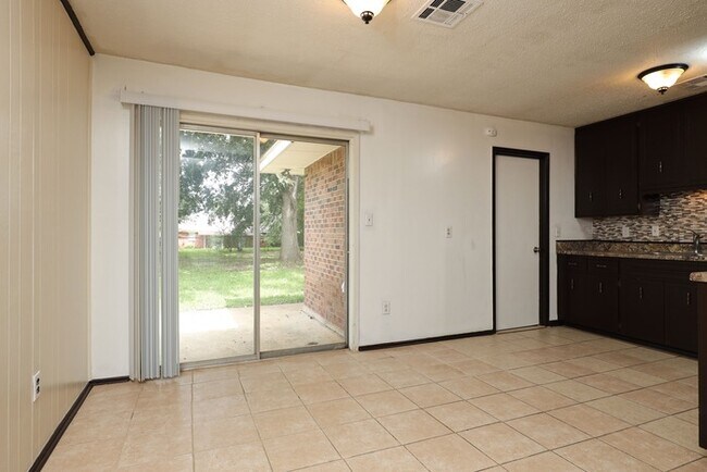 Foto del edificio - 5731 Roxboro Dr