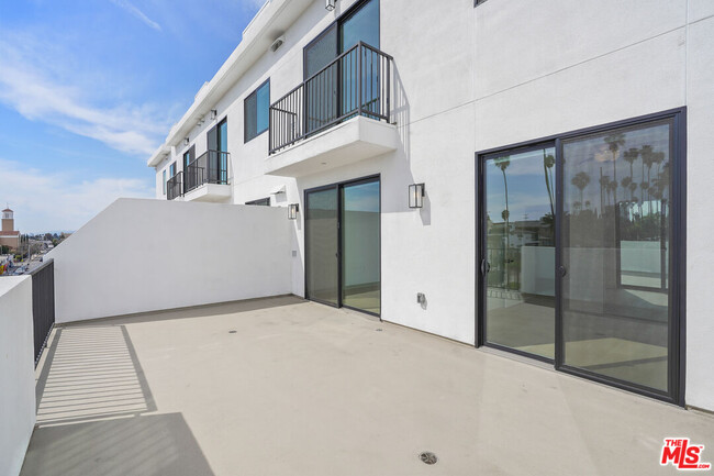 Foto del edificio - 3977 Beverly Blvd