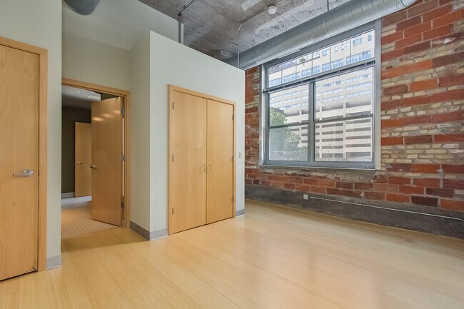 Building Photo - 521 S 7th St