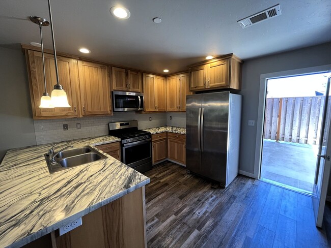 Foto del edificio - (1X) 1492-1498 Rohnerville [PRM: Henry]