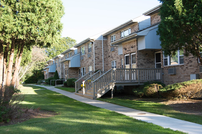 Lago en el verano - Brookwood at Oakdale 55+