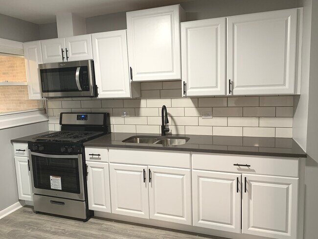 Building Photo - 110 S Kenmore Ave