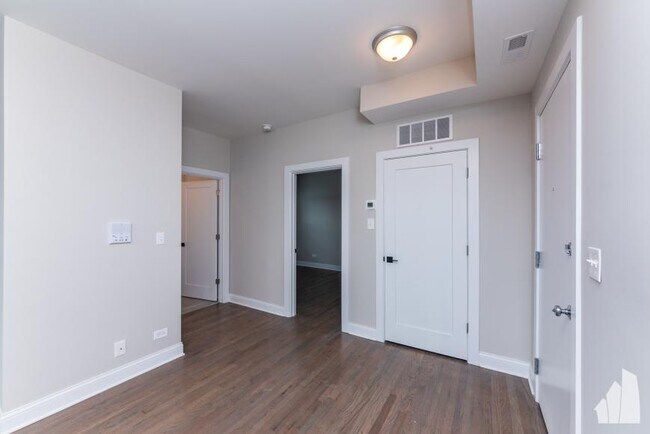 Foto del edificio - 3 bedroom in Chicago IL 60647