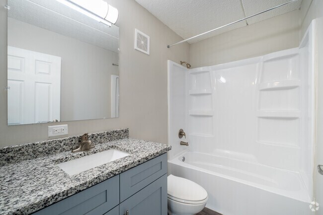 2 habitaciones, 1 baño - 853 pies cuadrados - Baño - Bartlett Court Apartments