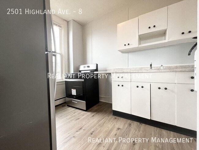 Building Photo - 2501 Highland Ave
