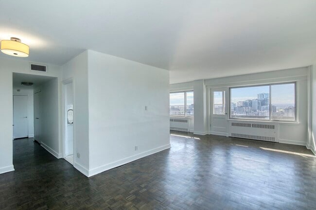 Building Photo - 3555 Chem. de la Côte-des-Neiges