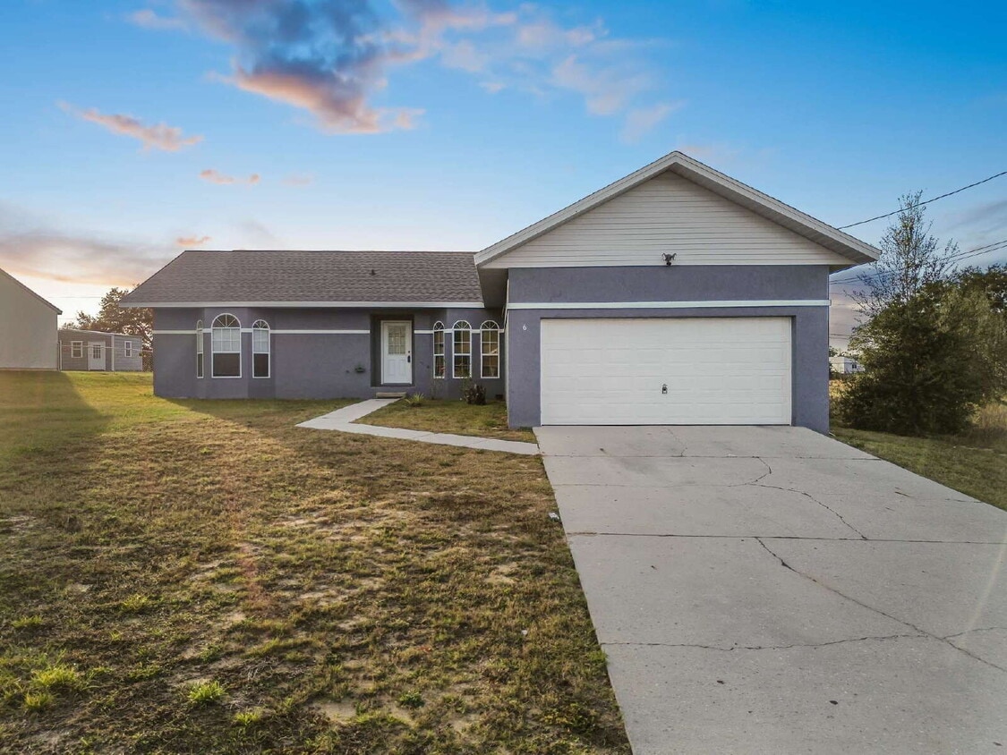 Foto principal - 3BR, 2BA available now in Silver Springs Shores