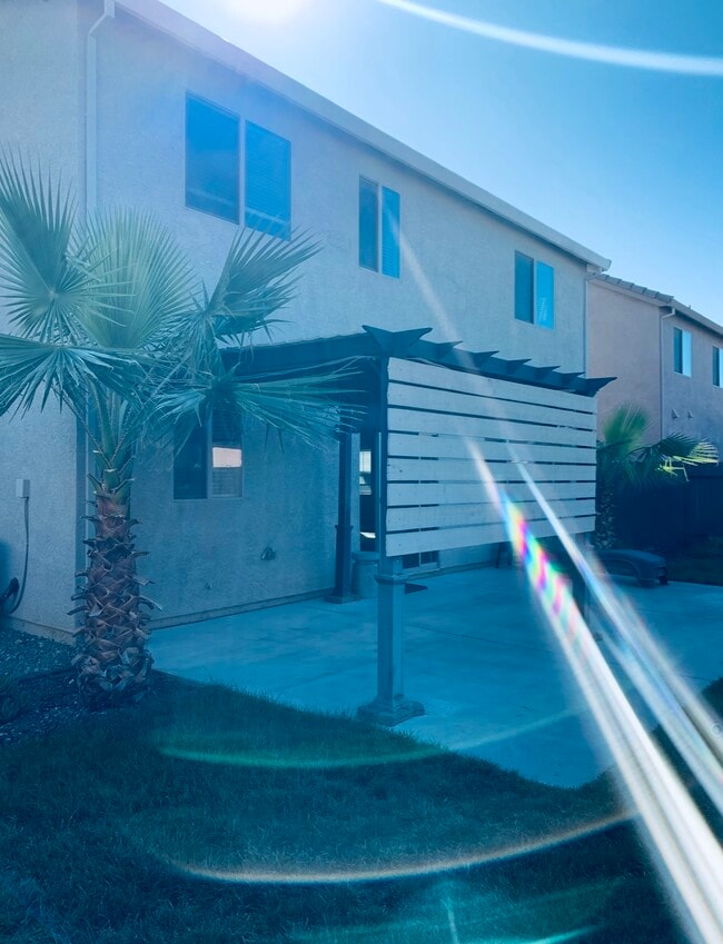Building Photo - 5620 Bloom Dr
